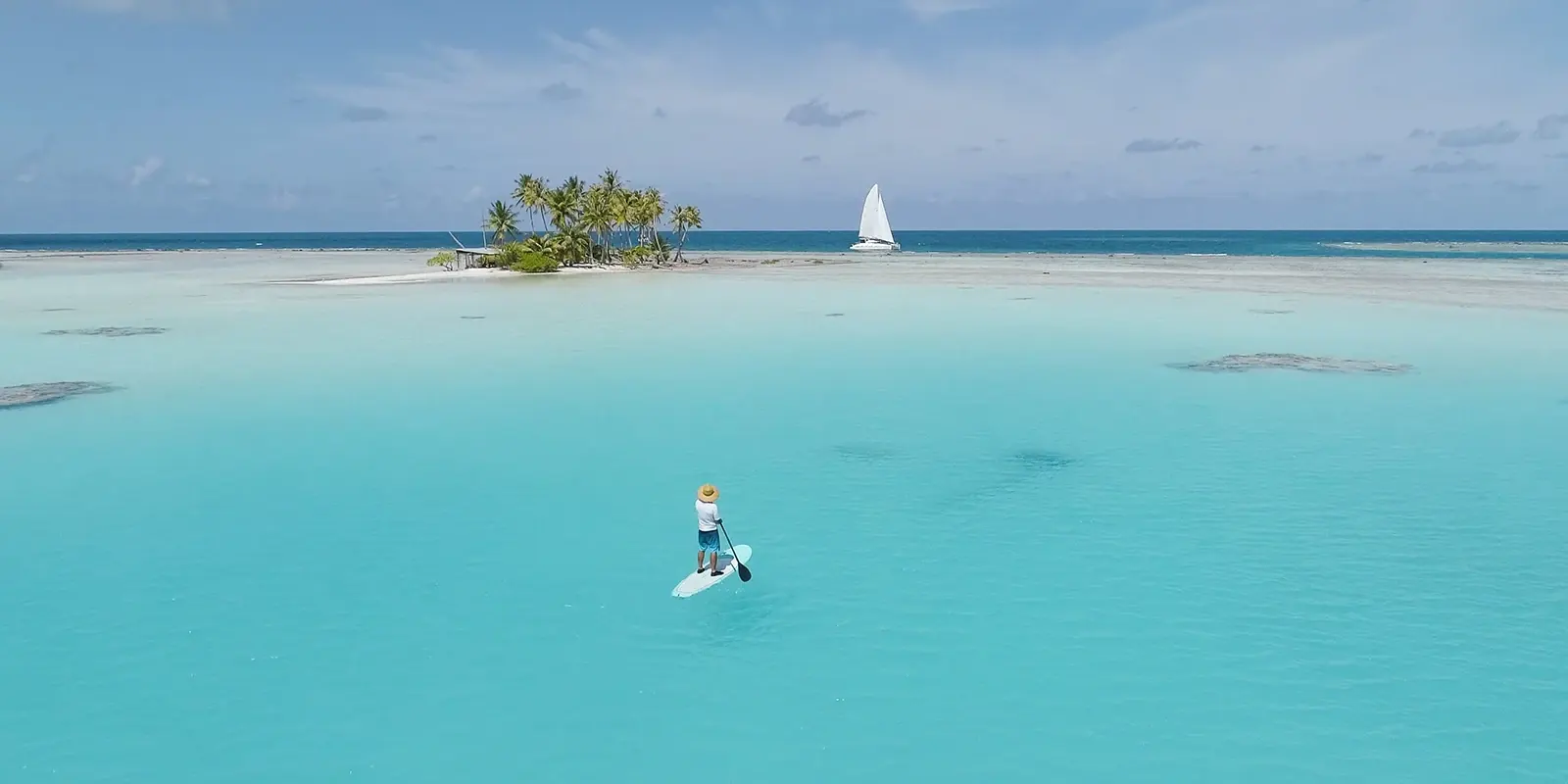 Yacht Ihitai Charter Tahiti naviguant en Polynésie française